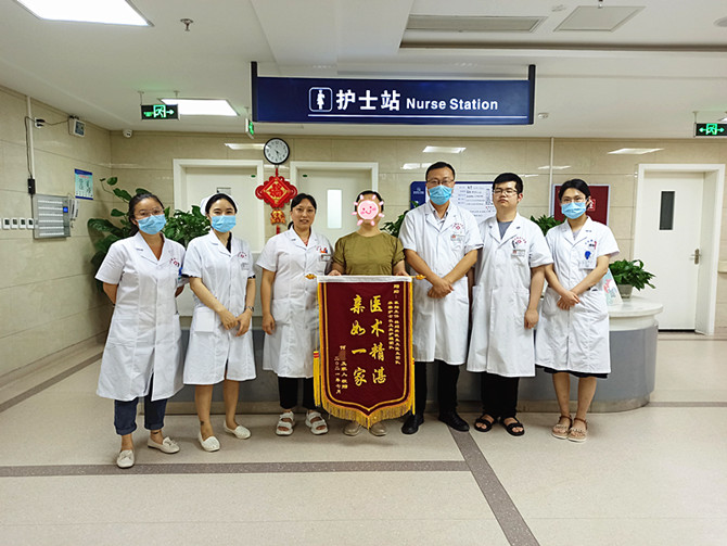 鮮花錦旗送贊譽(yù)，醫(yī)護(hù)工作暖人心