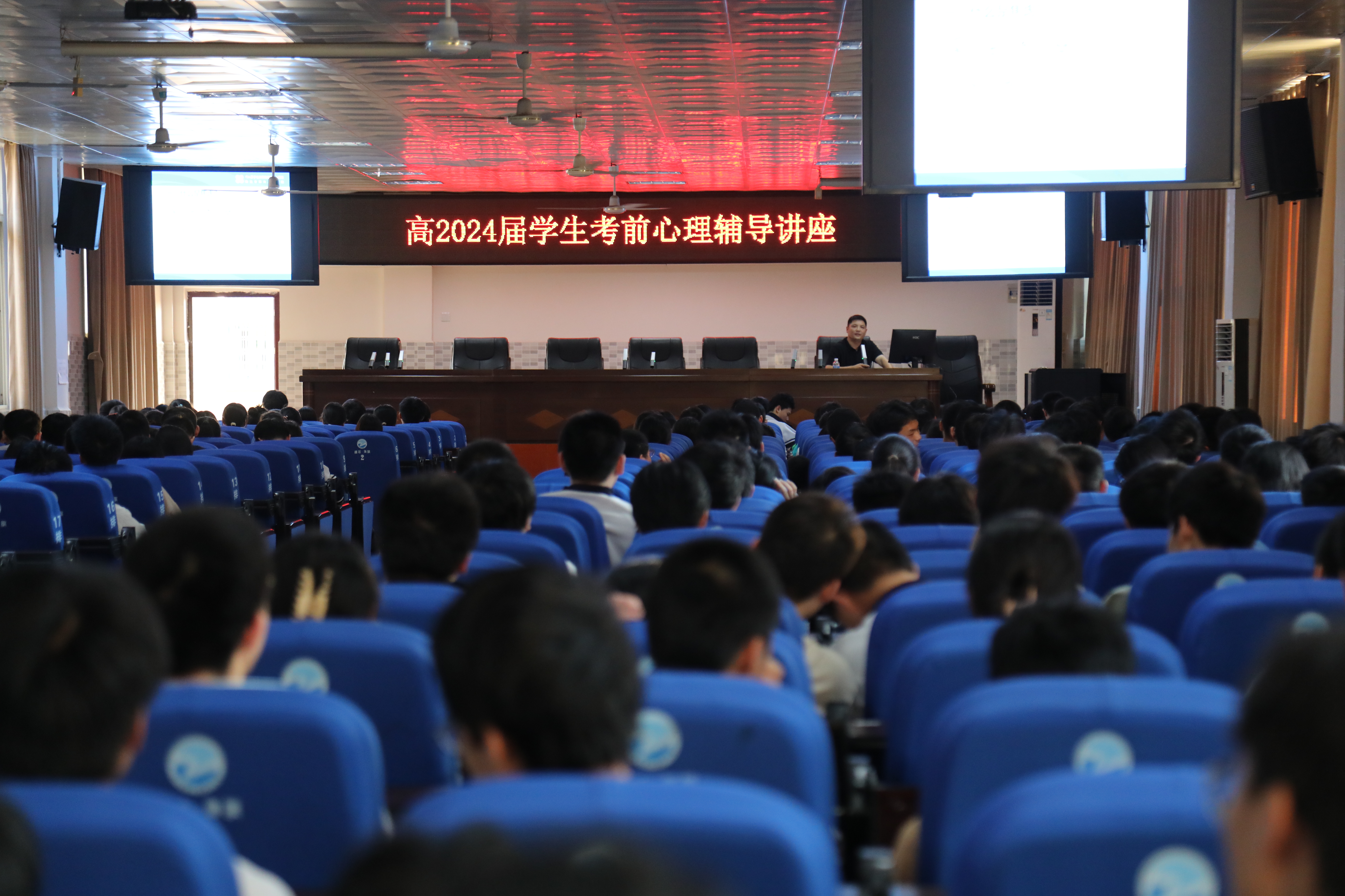 心理專家校園解壓 助高考學子輕松應(yīng)考