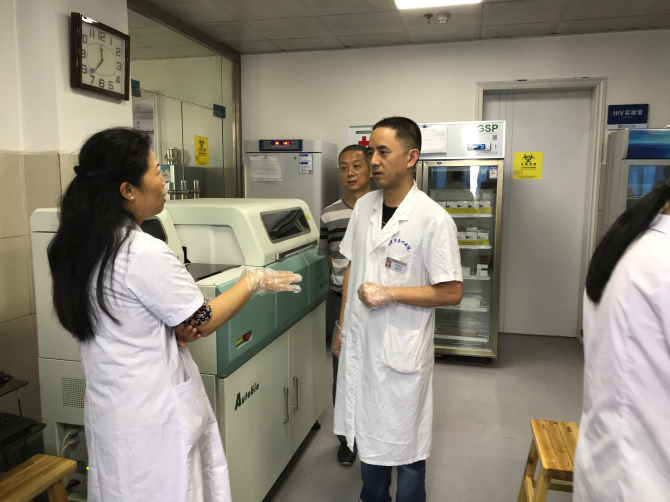 省醫(yī)院王智斌主任技師對進行現(xiàn)場指導.jpg