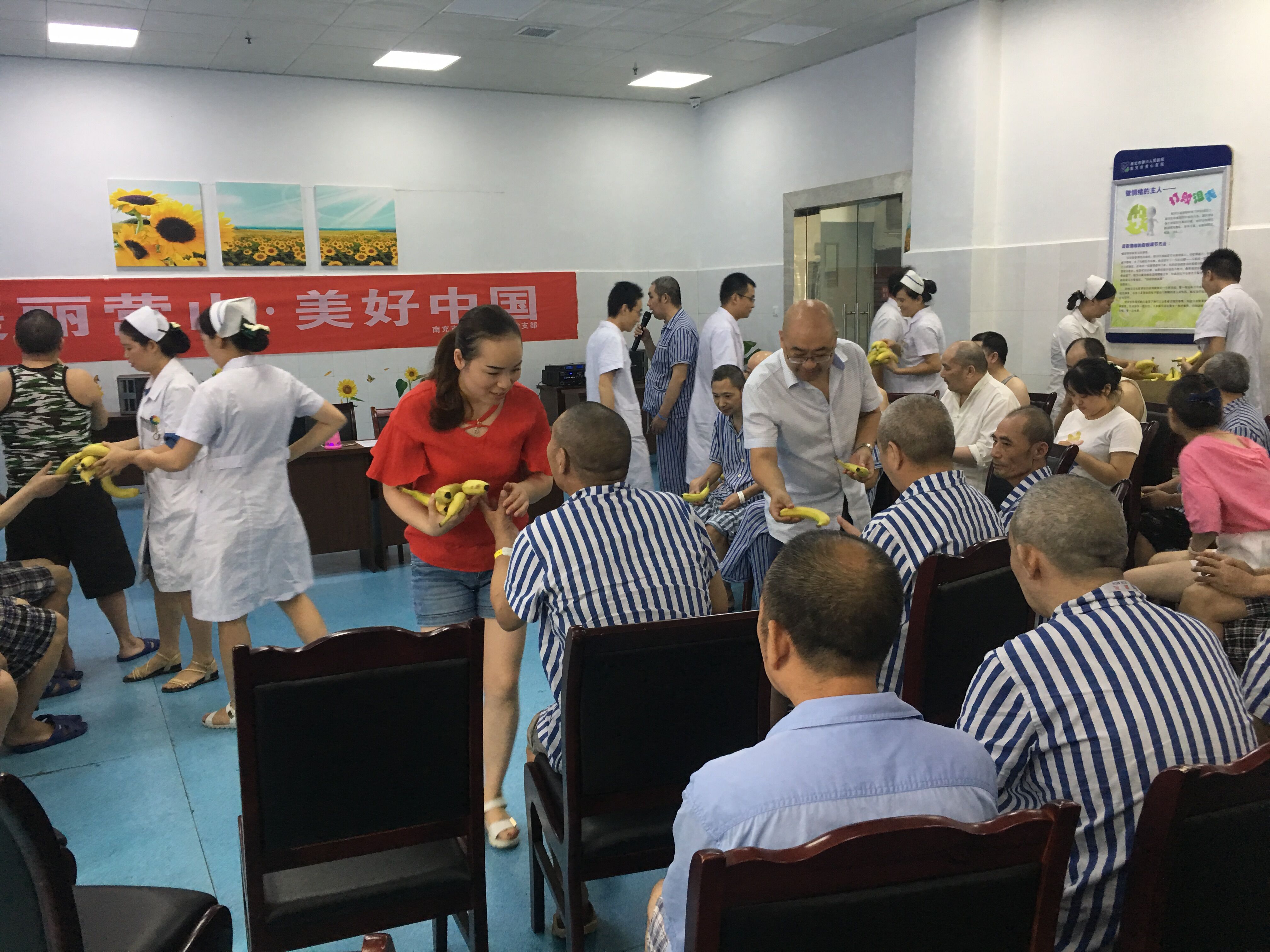 發(fā)放水果.jpg