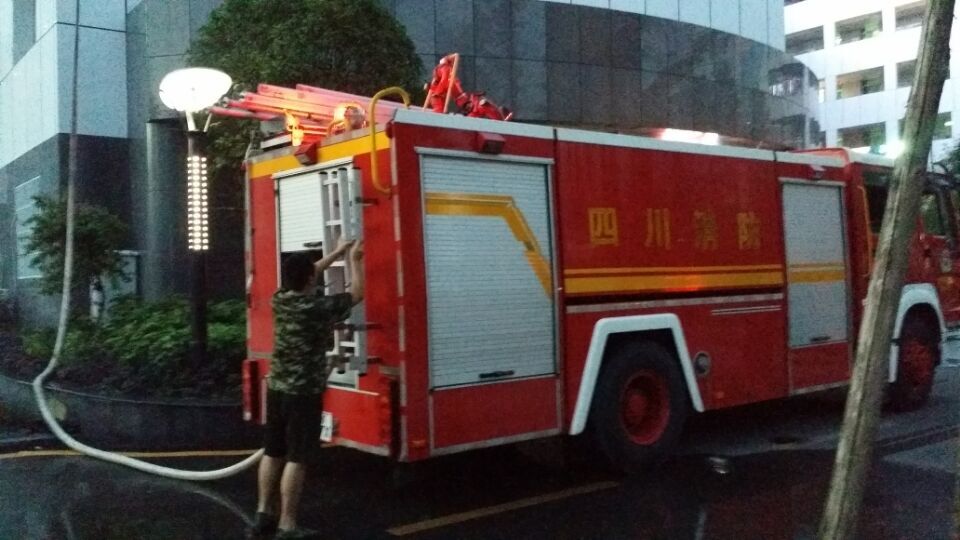我院血液透析用水告急，消防官兵送來“救命水”