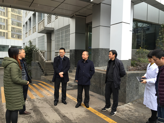 縣衛(wèi)計局與縣疾控中心對我院人感染H7N9禽流感防控工作進行檢查指導