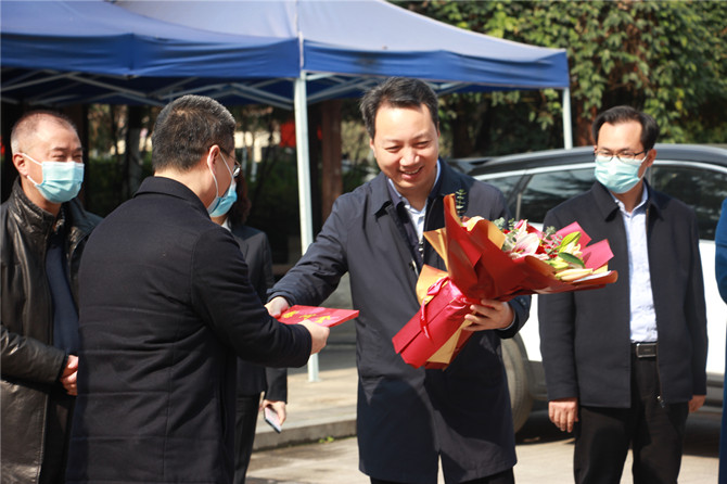 營山縣領(lǐng)導春節(jié)前夕慰問我院一線醫(yī)務(wù)人員